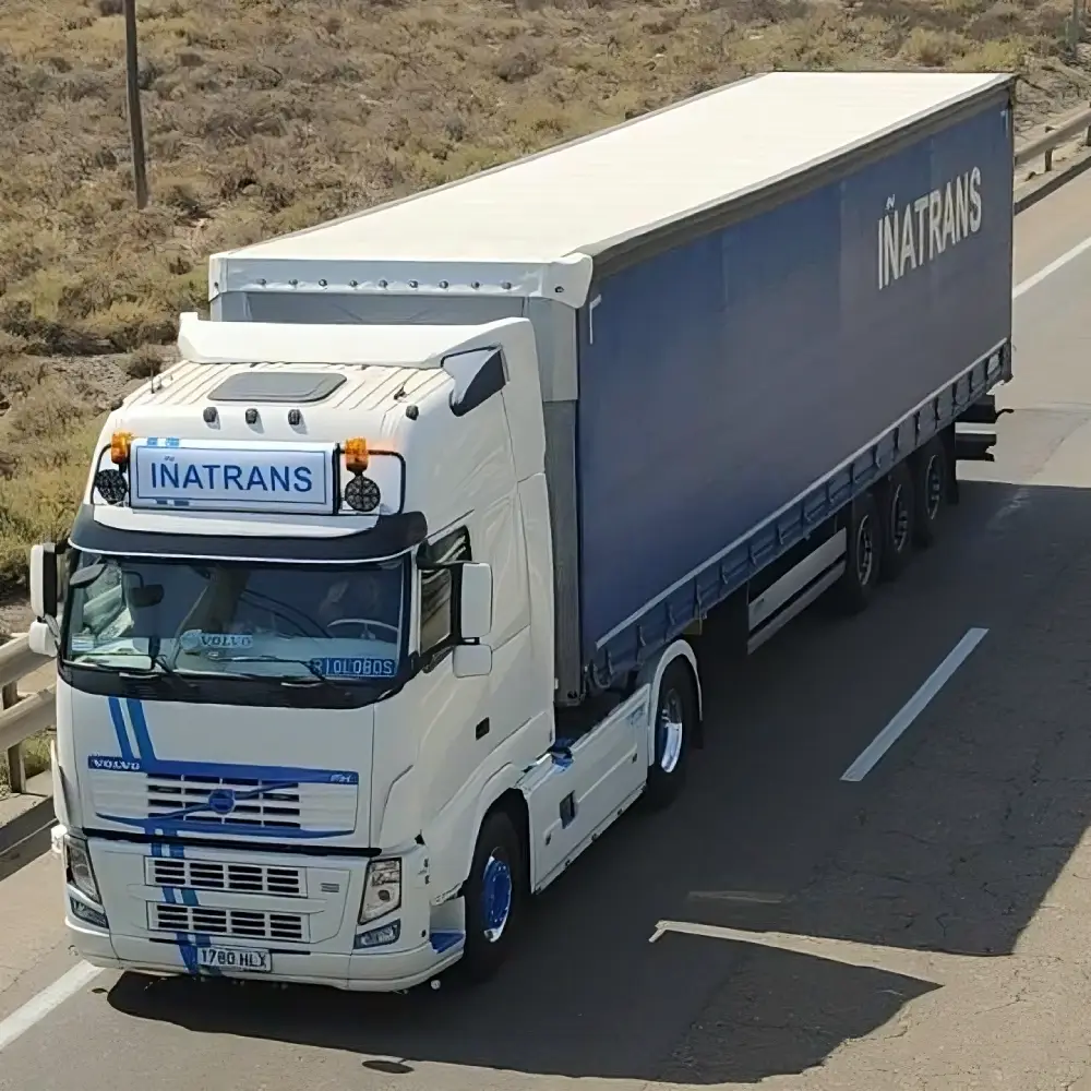 Camión de transporte Iñatrans en carretera