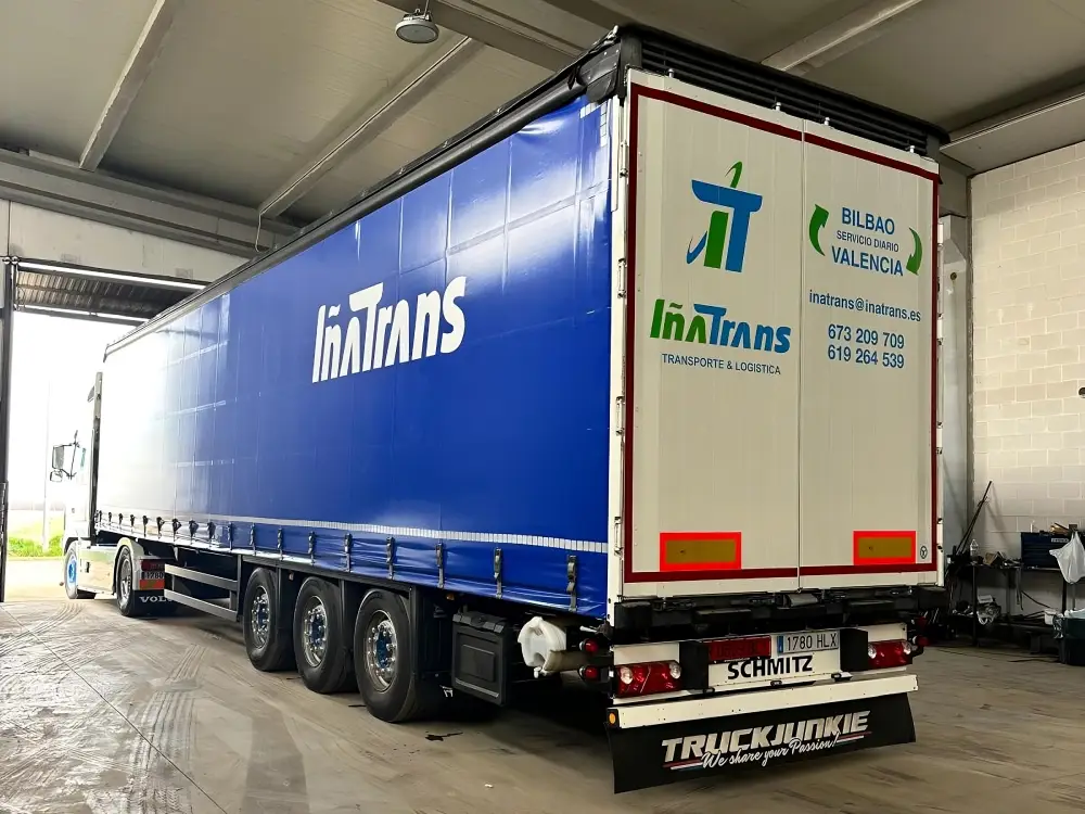 Camión de transporte Iñatrans por detrás