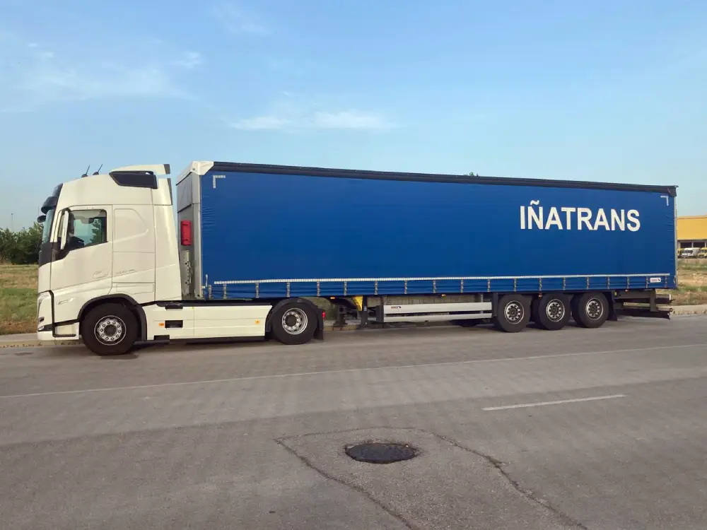 Camión de transporte Iñatrans de lado